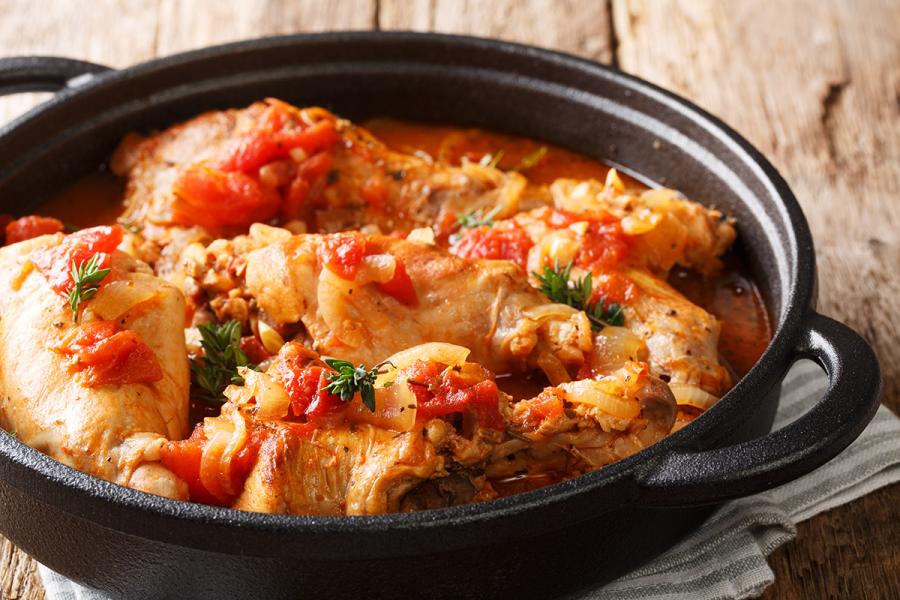 Conejo guisado al vino tinto en cazuela resistente al horno.