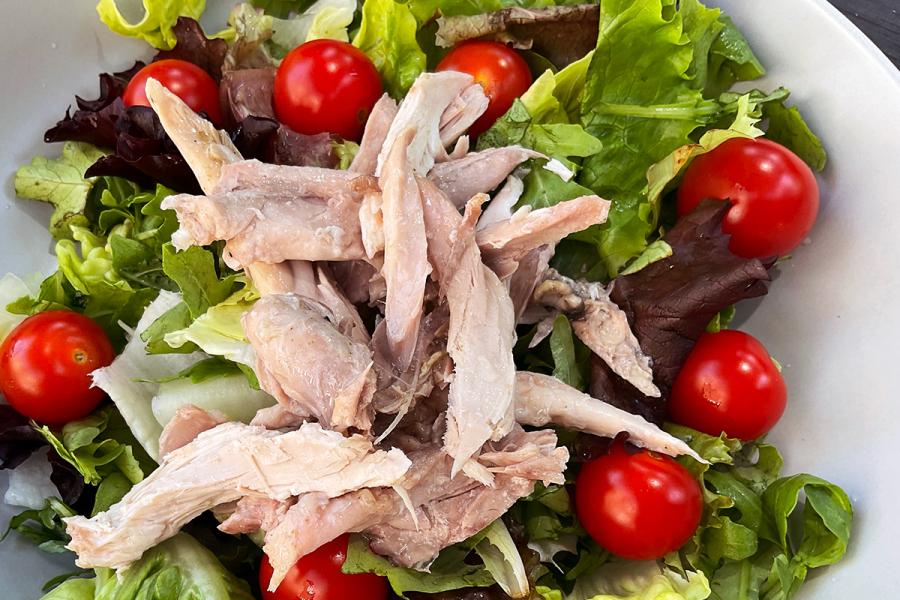 Ensalada de lechuga y tomate con perdiz escabechada.