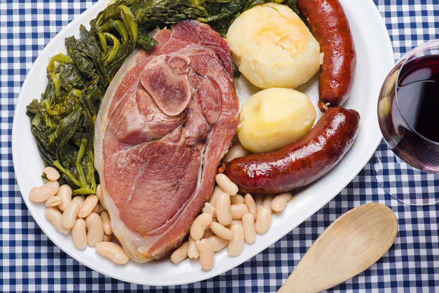 Lacón con grelos, un plato clásico de la cocina gallega.