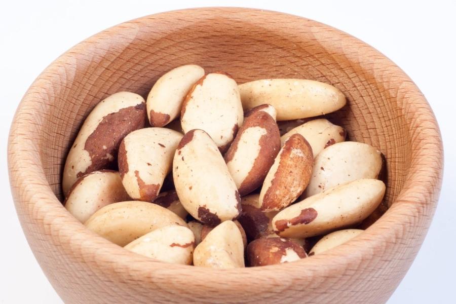 Un recipiente de madera con nueces de Brasil peladas.