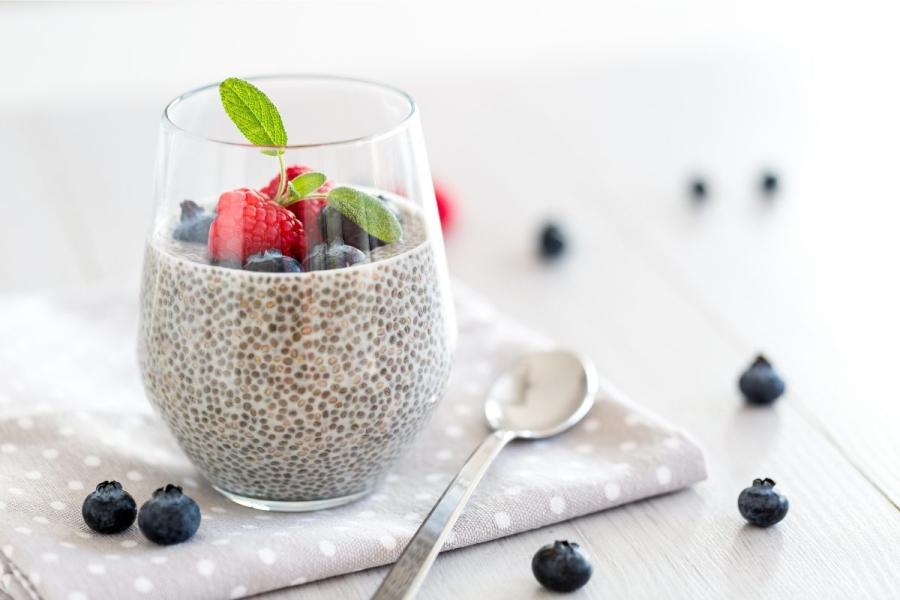 Postre de chía con arándanos azules y frambuesas.