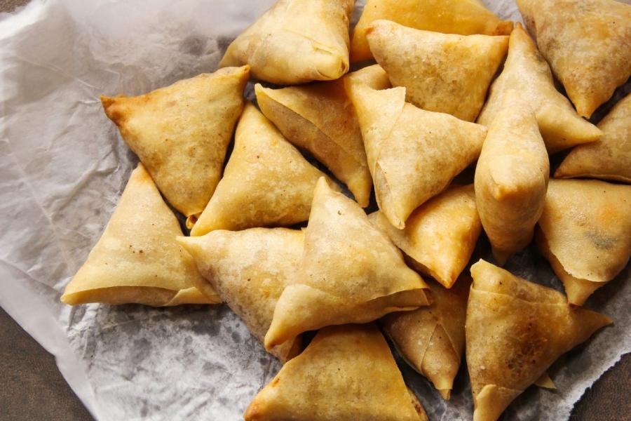 Samosas fritas sobre papel.