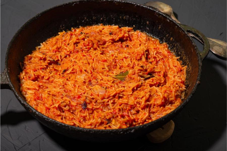 Arroz jollof en una sartén.