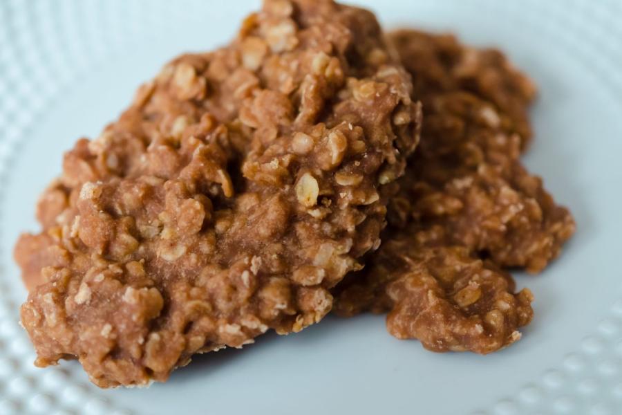 Galletas sin horno de copos de avena, mantequilla de cacahuete y chocolate.