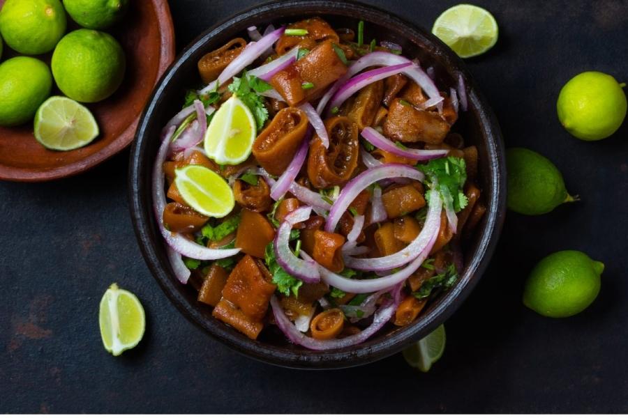 Un cuenco con ceviche de cochayuyo.