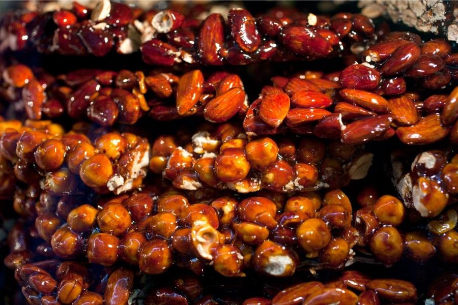 Una pila con crujiente de almendras y crujiente de avellanas.