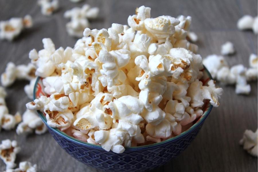 Un cuenco con palomitas de maíz.