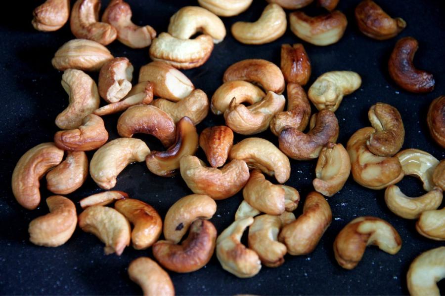 Anacardos tostados en una sartén.