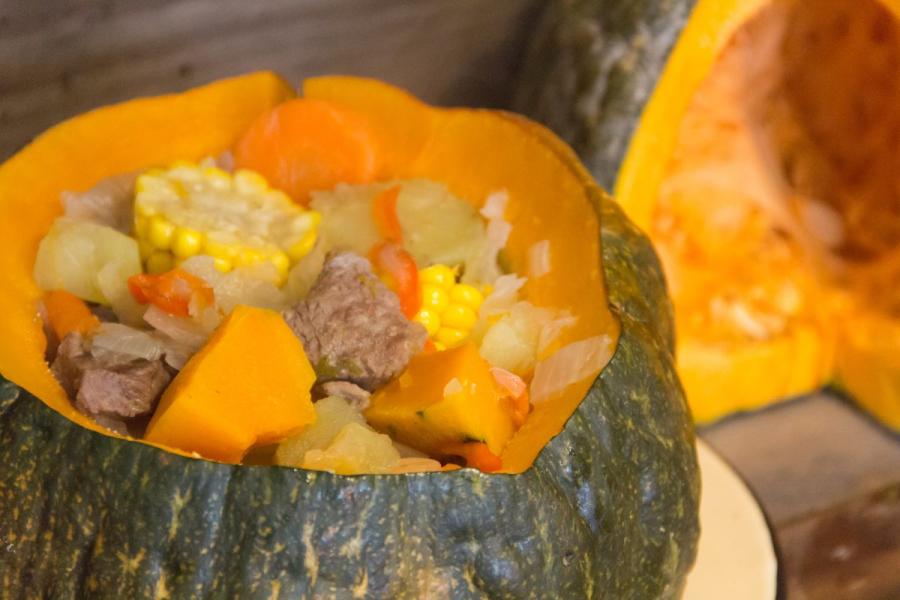 Carbonada, un guisado de carne con todo tipo de verduras y hortalizas servido en una calabaza vaciada y asada.