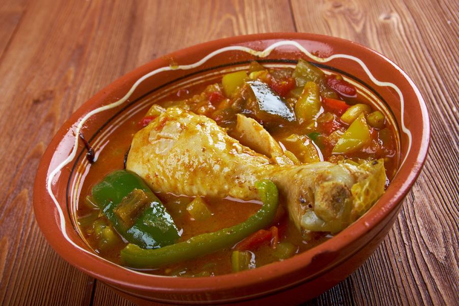 Muamba de galinha, un guiso de pollo típico de Angola.