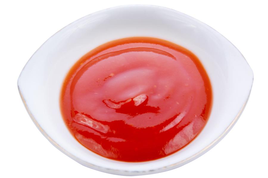 Salsa de ají colorado en un recipiente de loza de color blanco.