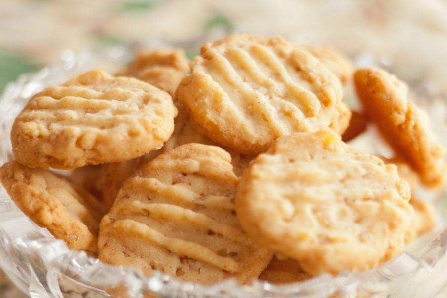 Una fuente de vidrio con galletas de queso caseras.