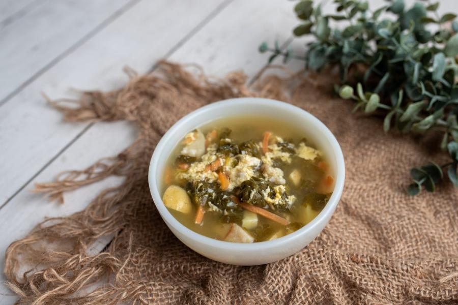 Sopa de acedera al estilo ruso, con acedera, patata, zanahoria y huevo cuajado.