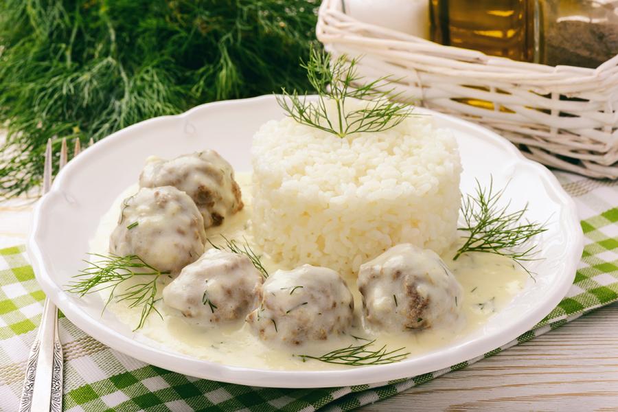 Albóndigas de ternera en salsa acompañadas de arroz blanco.