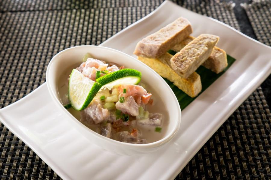 Ensalada oka, similar a kokoda, con varitas de taro.