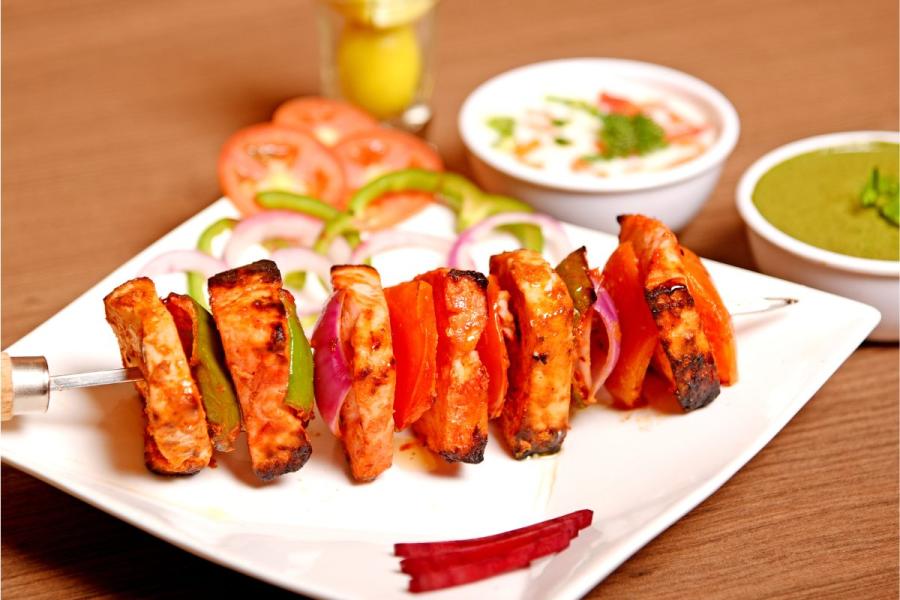 Kebab de panir servido con salsas aparte.