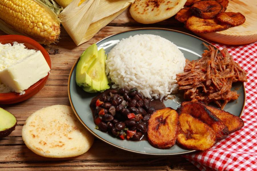 Pabellón criollo, el plato nacional venezolano, servido con caraotas negras.