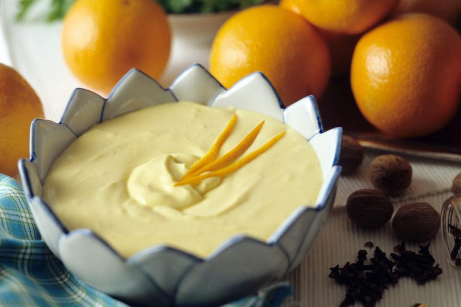 Un cuenco con una salsa de naranja espesa.