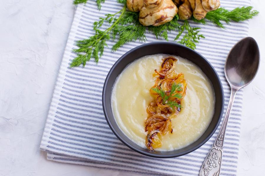 Crema de tupinambos decorada con cebolla caramelizada.