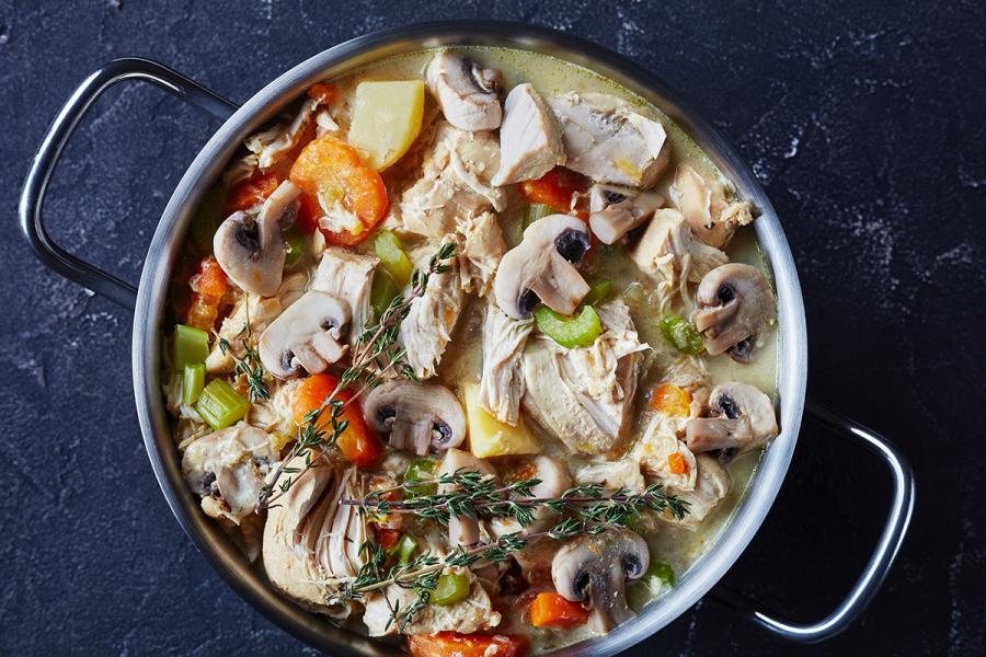 Cazuela de pollo con verduras y hortalizas, cocinada al estilo francés.