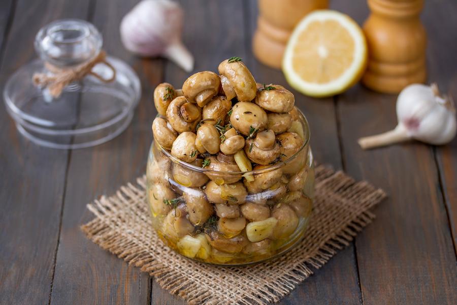 Un tarro con champiñones a la griega.