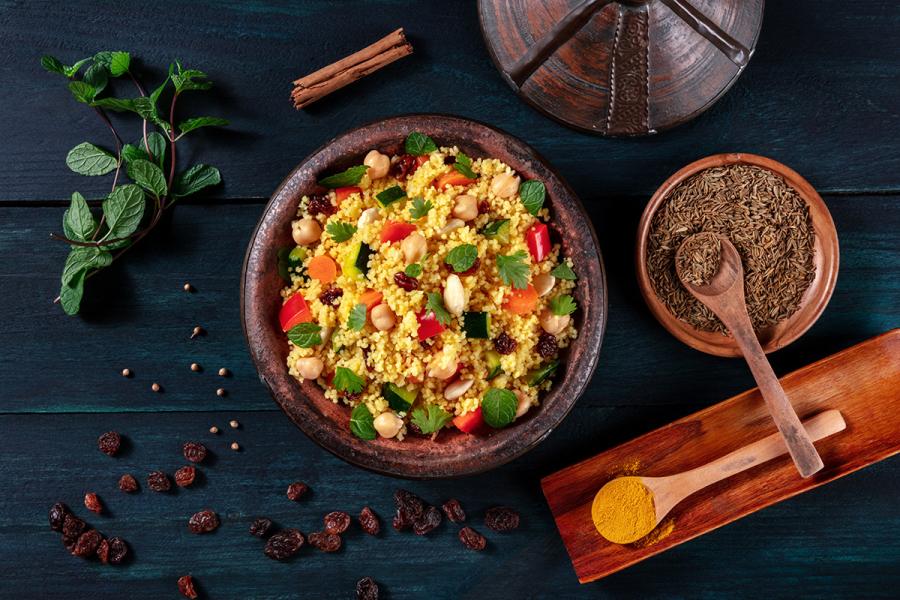 Cuscús tradicional con garbanzos, hortalizas y especias.