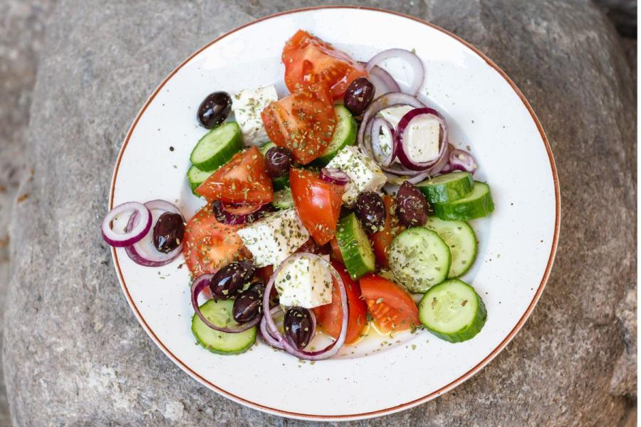 Ensalada griega con tomate, cebolla, pepino, queso feta y aceitunas.