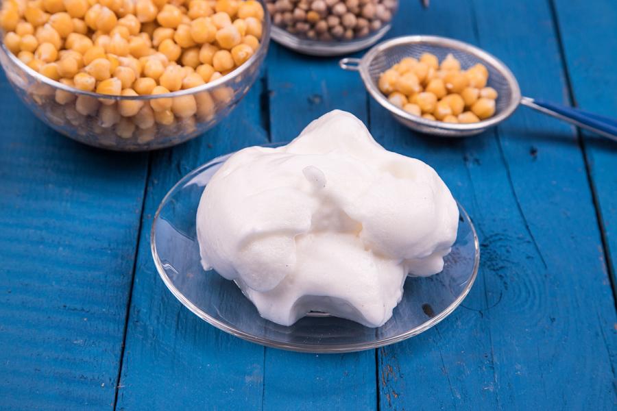 Espuma de aquafaba, obtenida al batir el líquido en el que se han cocido garbanzos.