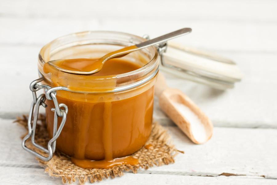Salsa de caramelo en un recipiente de vidrio.