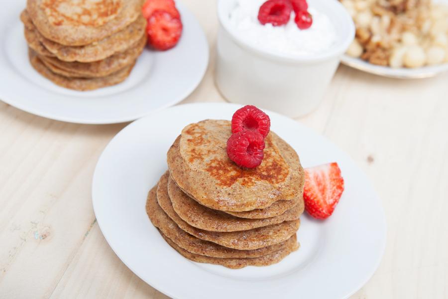 Tortitas de plátano, sin harina, servidas con fruta.