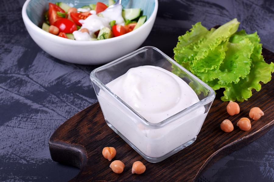 Mayonesa vegana hecha con aquafaba.