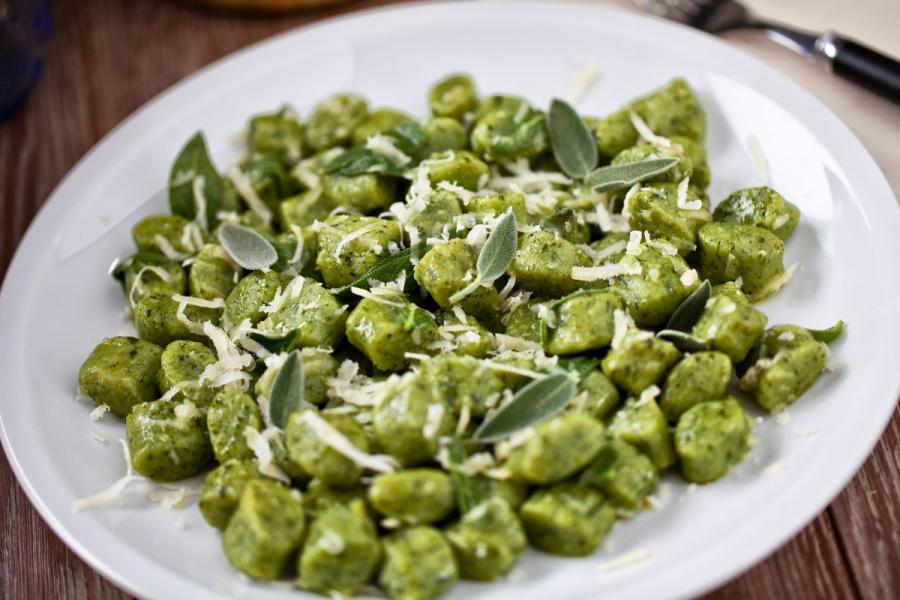 Ñoquis de espinacas con salvia y queso rallado.