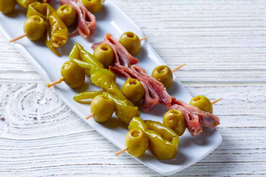Aceitunas a la importancia con anchoa en conserva y guindilla en vinagre.