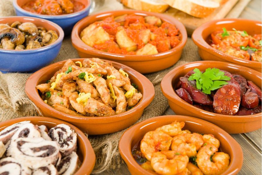 Cazuelitas con gambas al ajillo, chorizo frito, champiñones al ajillo y otros.