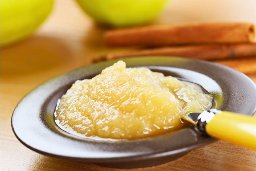 Puré de manzana fresco, hecho con manzanas ácidas y azúcar blanca.