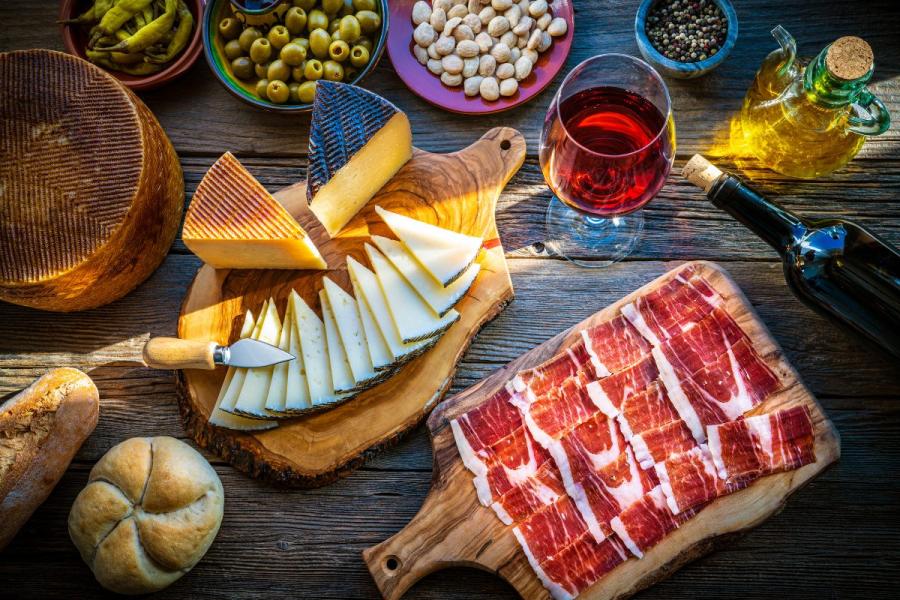 Tapas ordinarias con jamón serrano, queso manchego, aceitunas, almendras y guindillas encurtidas.