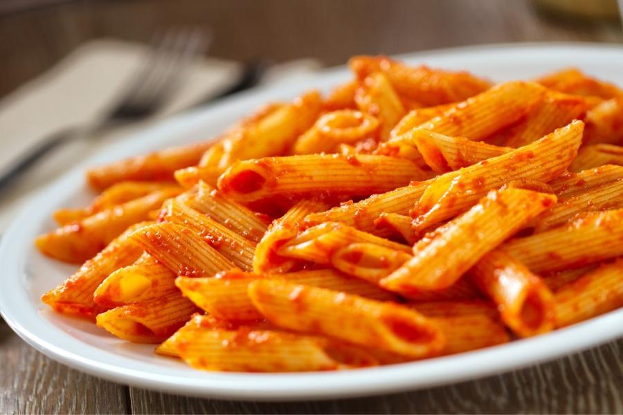 Un plato de pasta con salsa de tomate.