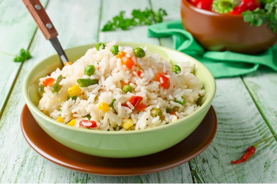Un plato de arroz blanco con verduras.