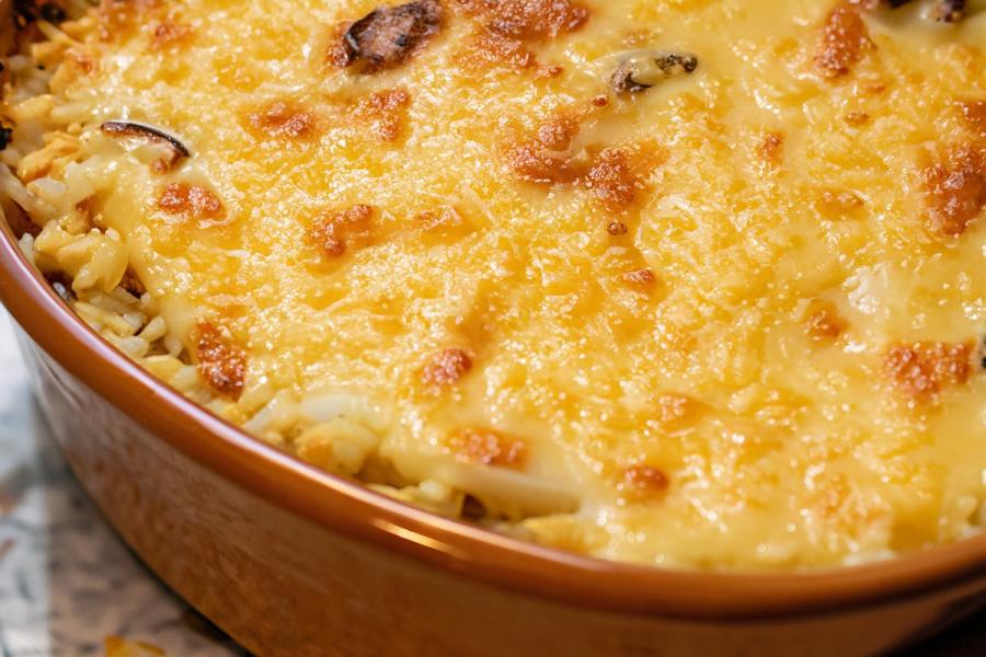 Detalle de arroz con queso al horno.