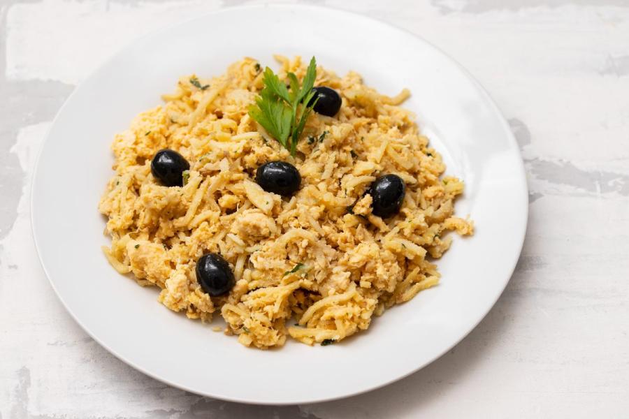 Un plato de bacalhau à brás, con bacalo salado desmenuzado