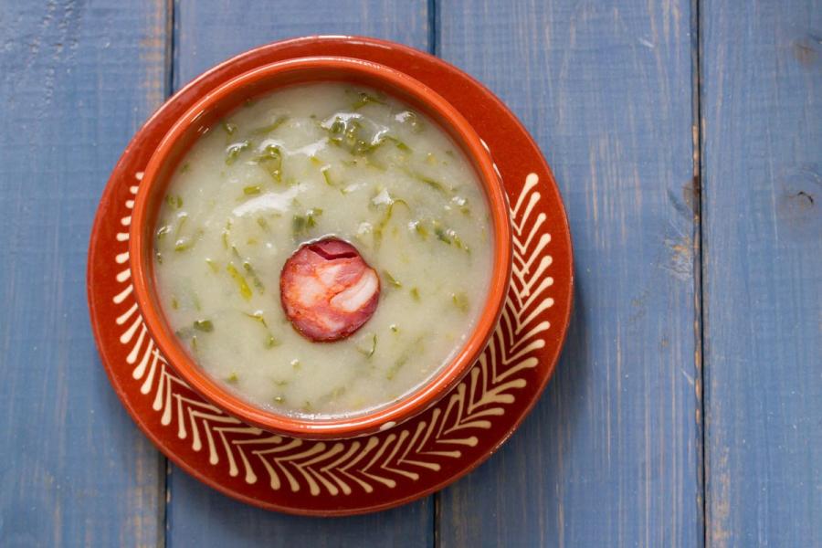 Un tazón con caldo verde, una sopa portuguesa.