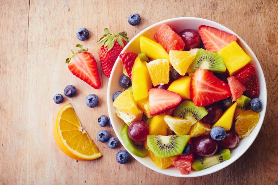 Un bol con ensalada de frutas.