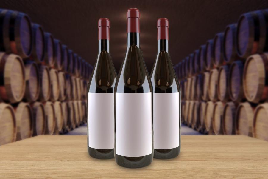Botellas de vino con etiquetas en blanco.