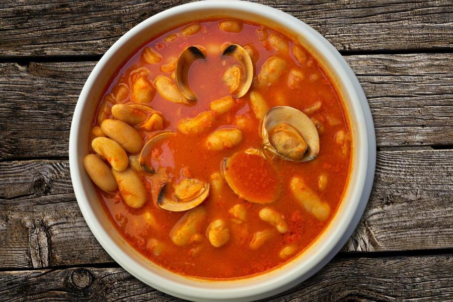 Un plato de fabes con almejas.