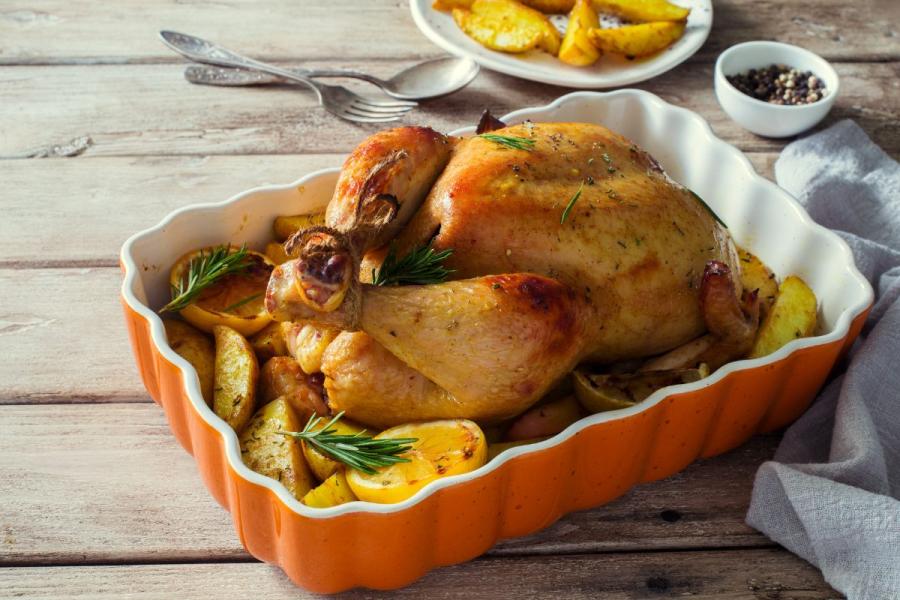 Pollo asado con limón y patatas.