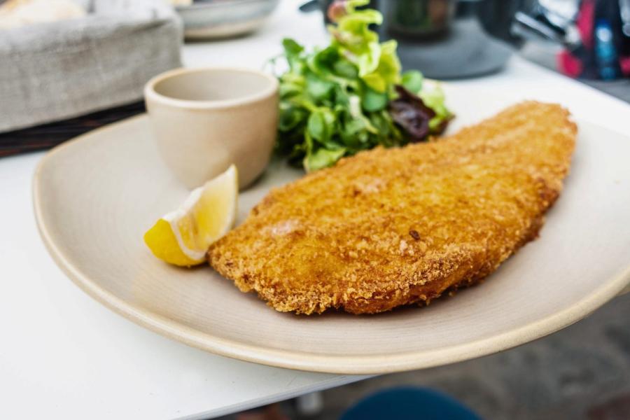 Wiene Schnitzel austriaco, filete de ternera empanado.