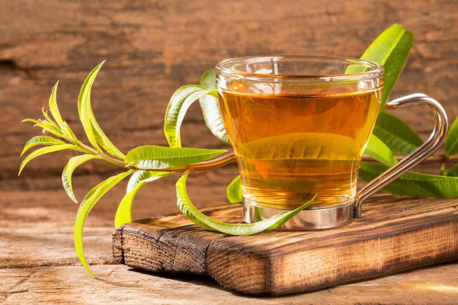 Hojas de hierba luisa e infusión de hierba luisa o verbena de limón.