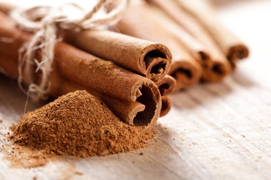 Canela molida y canela en rama.