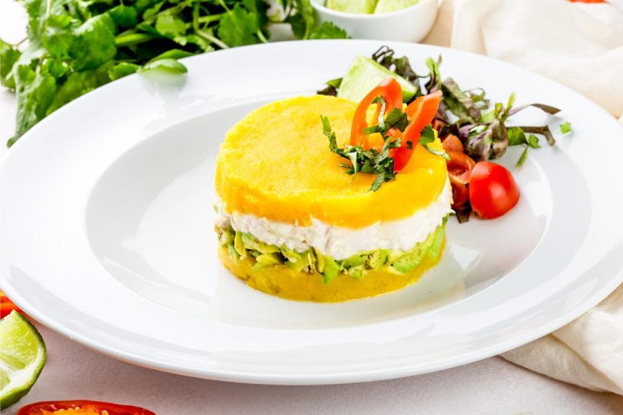 Causa limeña con pollo y aguacate.