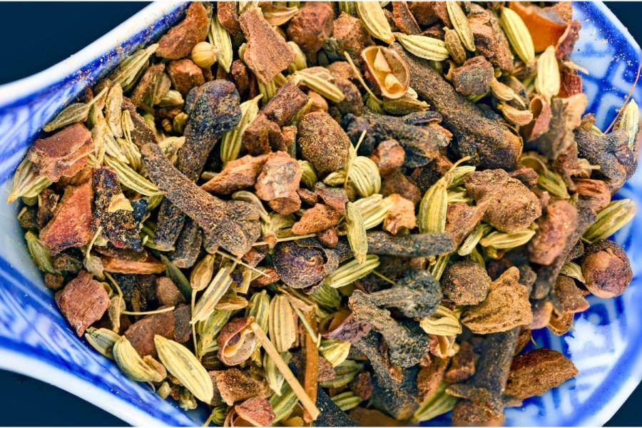 Mezcla china de cinco especias con los ingredientes en grano.